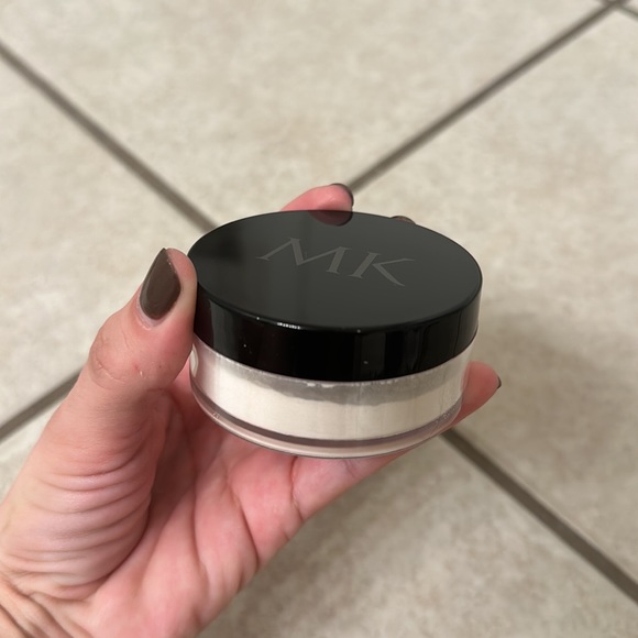 Mary Kay Translucent Powder - Picture 4 of 5